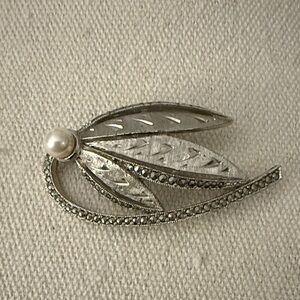 Sphinx Signed Vintage Silver Plated Marcasite & Faux Pearl Brooch. 1950-60’s.